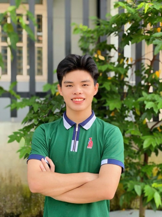 Chúc mừng Tân sinh viên Khóa K20 - Nguyễn Quang Vinh  (Lớp 24DTC1, Khoa Kế toán - Tài chính) là một trong hai sinh viên Thủ khoa đầu vào khóa K20 - Đại học Công nghệ Đồng Nai.