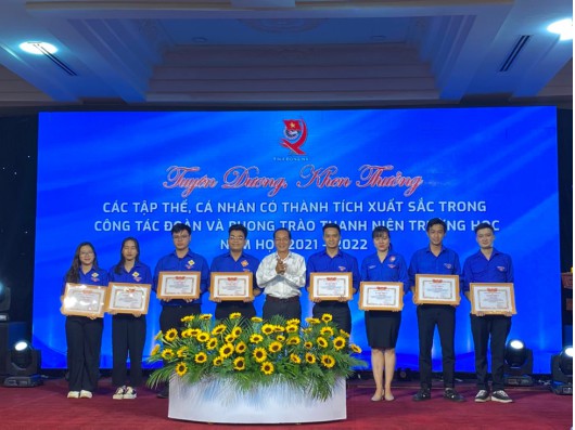 Đoàn TNCS Hồ Chí Minh tỉnh Đồng Nai tặng bằng khen cho tập thể Đoàn khoa Kinh tế - Quản trị có thành tích xuất sắc trong công tác đoàn và phong trào thanh niên năm học 2021-2022