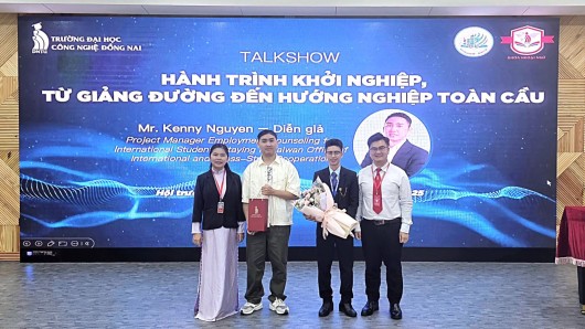 KHOA KINH TẾ & QUẢN TRỊ PHỐI HỢP KHOA NGOẠI NGỮ TỔ CHỨC TALKSHOW “HÀNH TRÌNH NGHỀ NGHIỆP: TỪ GIẢNG ĐƯỜNG ĐẾN HƯỚNG NGHIỆP TOÀN CẦU”