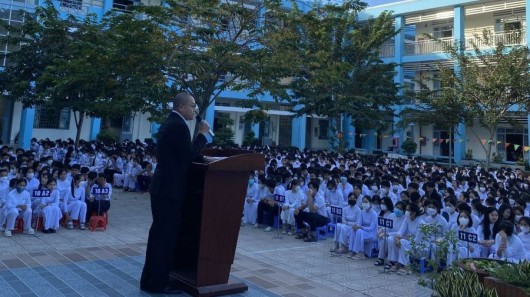 Khoa Kinh Tế Quản Trị trao học bổng khuyến học tại các trường THPT