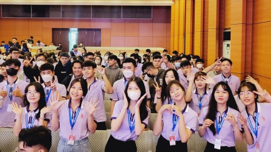 Rộn ràng chào đón Tân sinh viên Khoá 19 – Khoa Kinh Tế Quản Trị DNTU năm 2023