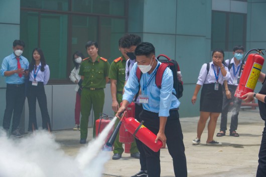 Sinh viên khoa Kế toán - Tài chính, DNTU tham gia buổi tập huấn công tác PCCC&CNCH năm 2022