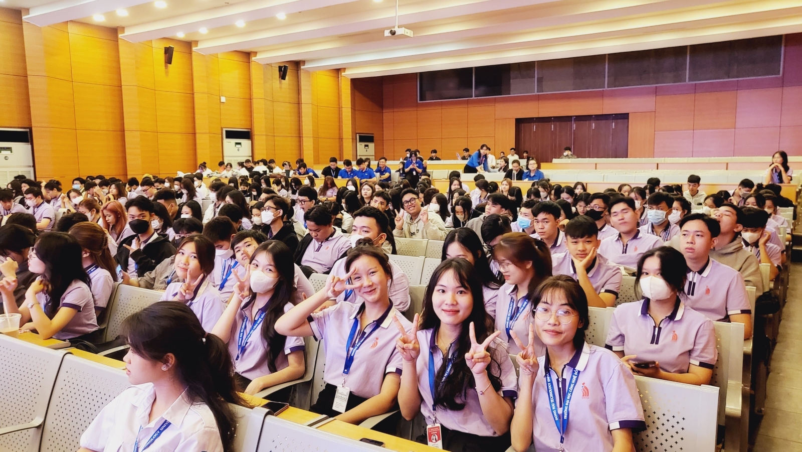 Hình ảnh Chương trình Chào đón Tân sinh viên Khoá 19 Khoa Kinh Tế Quản Trị Trường Đại Học Công Nghệ Đồng Nai