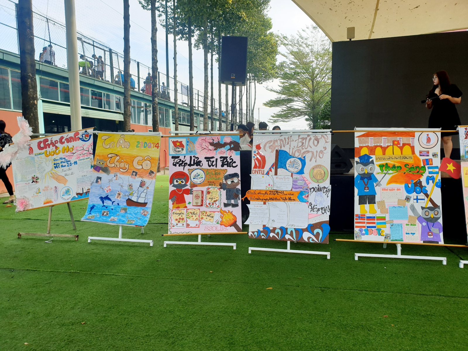 hoi-thi-bao-tuong-khoa-kinh-te-quan-tri-dntu