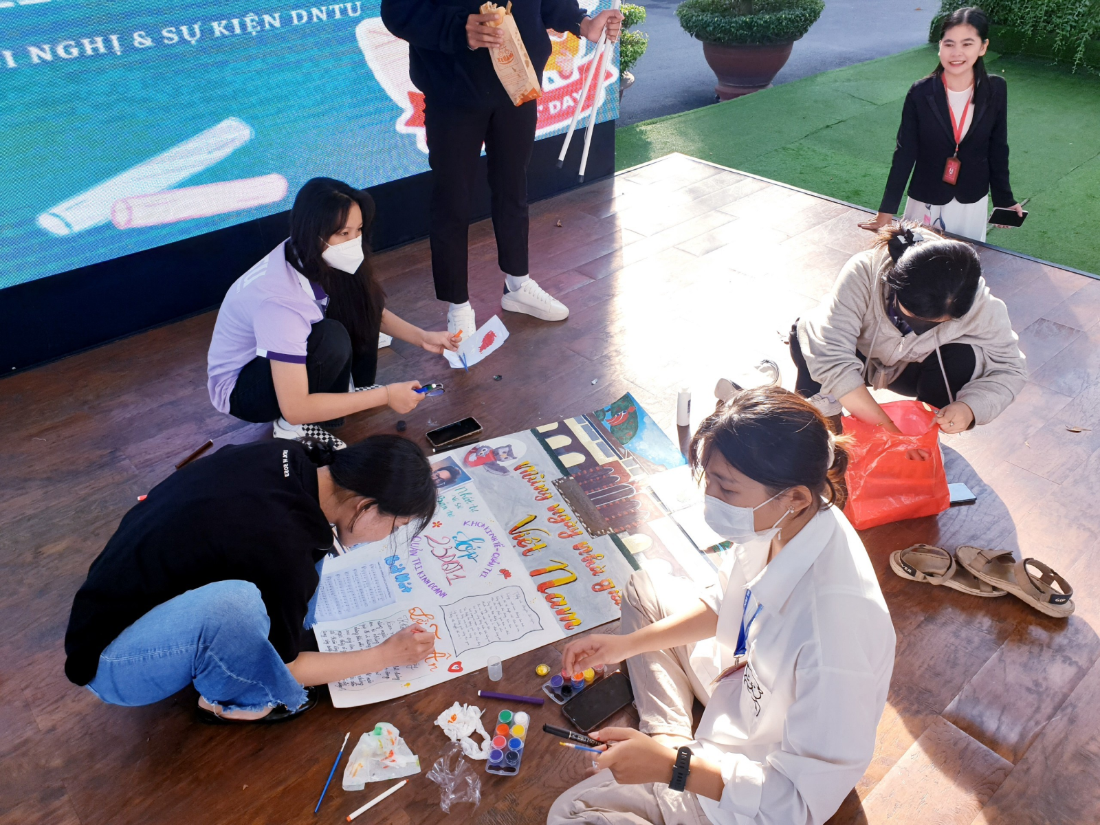 hoi-thi-bao-tuong-khoa-kinh-te-quan-tri-dntu