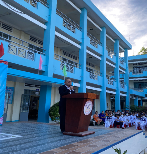 TS. Nguyễn Phước Thiện, Phó trưởng khoa Kinh tế - Quản trị đang chia sẻ mục tiêu đồng hành cùng cộng đồng và kết nghĩa trường THPT với các em học sinh trường THPT Vĩnh Cửu
