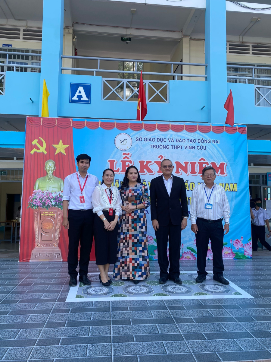 Ảnh lưu niệm giữa Khoa Kinh tế - Quản trị và hai trường THPT