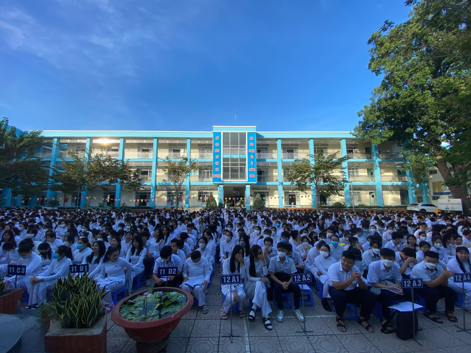 TS. Nguyễn Phước Thiện, Phó trưởng khoa Kinh tế - Quản trị đang chia sẻ mục tiêu đồng hành cùng cộng đồng và kết nghĩa trường THPT với các em học sinh trường THPT Vĩnh Cửu