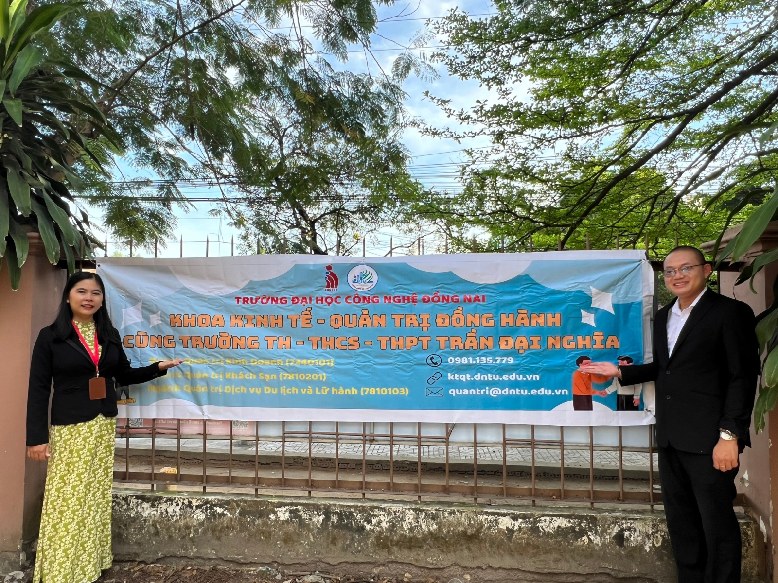Ảnh lưu niệm giữa Khoa Kinh tế - Quản trị và hai trường THPT