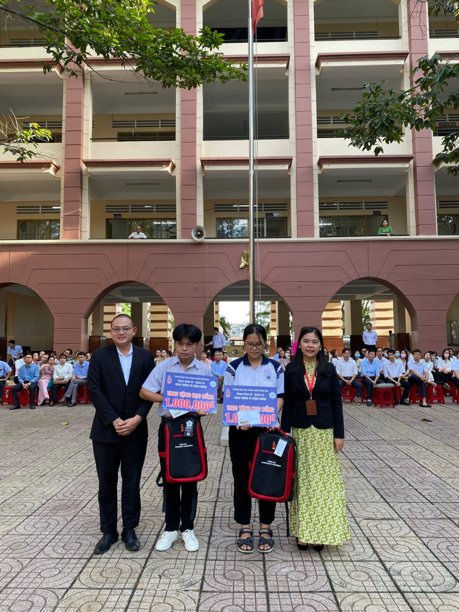 TS. Nguyễn Phước Thiện, ThS. Phạm Thị Mộng Hằng và ThS. Nguyễn Thanh Tâm trao các phần học bổng “Khuyến học”