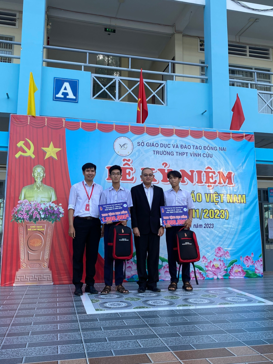 TS. Nguyễn Phước Thiện, ThS. Phạm Thị Mộng Hằng và ThS. Nguyễn Thanh Tâm trao các phần học bổng “Khuyến học”