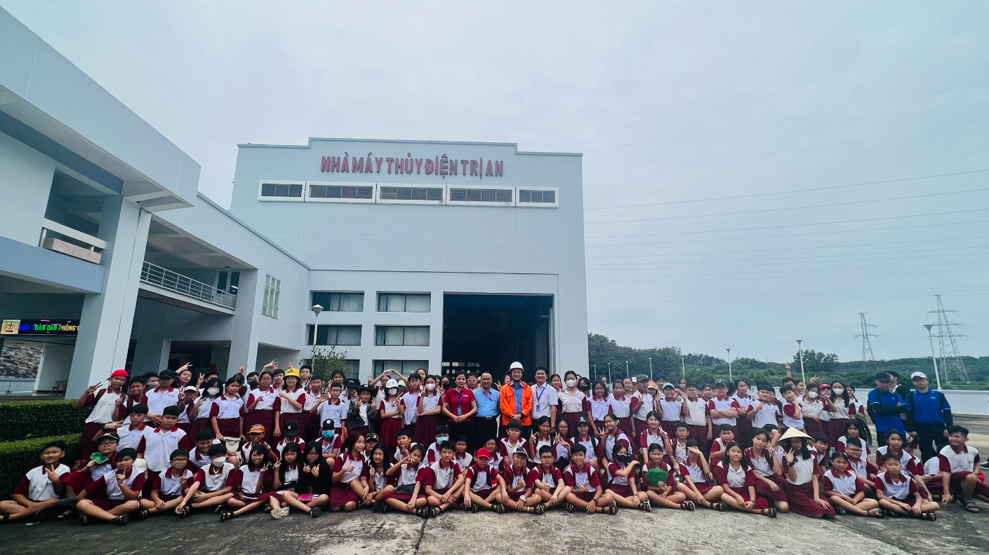 Các em học sinh chụp hình kỷ niệm trước cửa nhà máy thuỷ điện Trị An