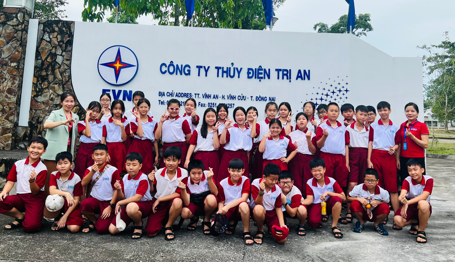 Các em học sinh chụp hình kỷ niệm tại nhà máy thuỷ điện Trị An