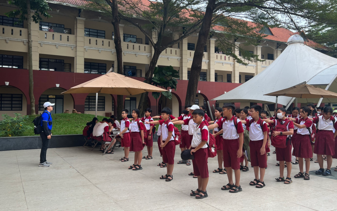 Các bạn Sinh viên CLB TEC của khoa Kinh tế - Quản trị đang đón các em học sinh tại Trường