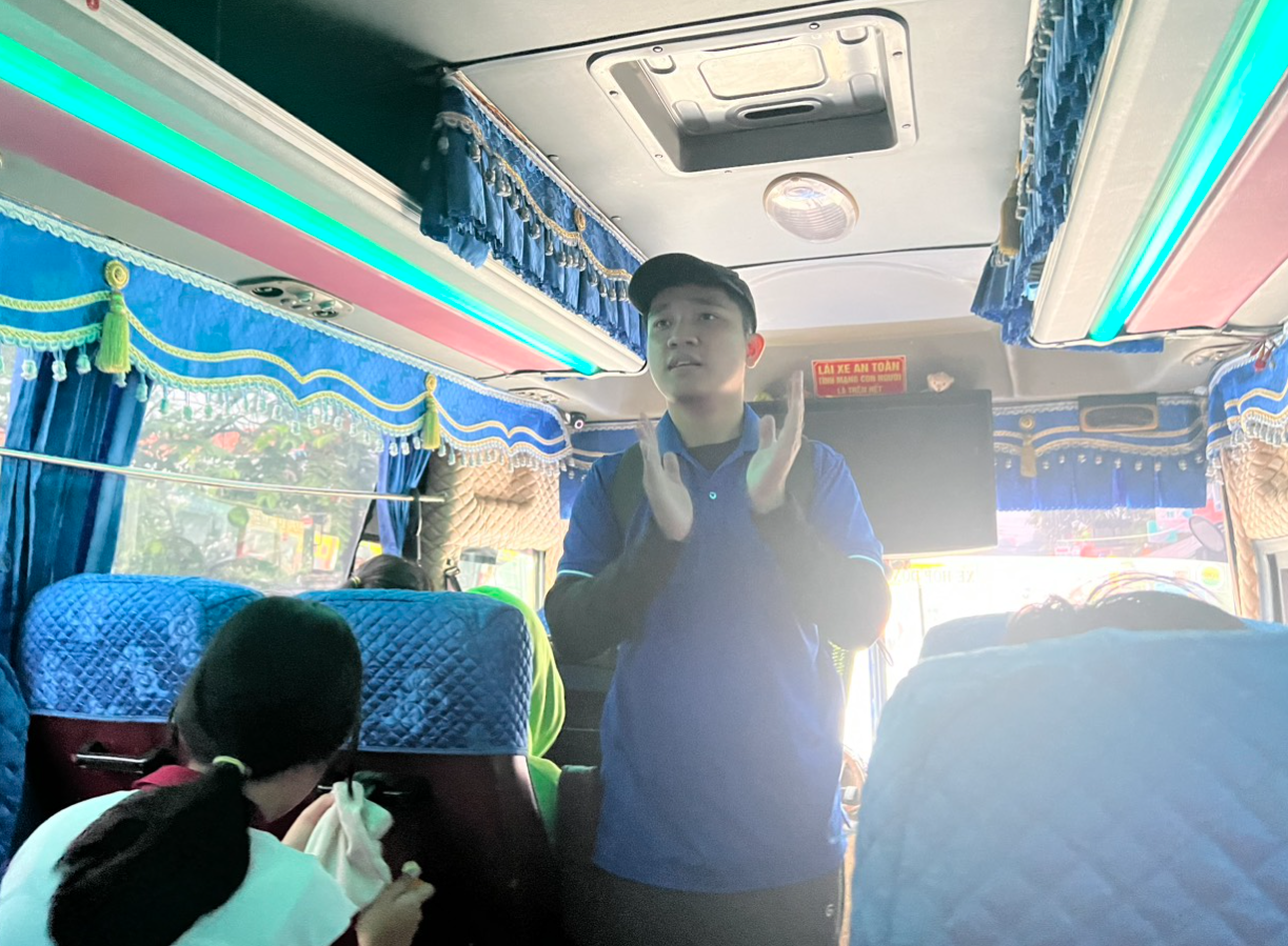 Các bạn sinh viên CLB TEC đang tổ chức hoạt náo, chia sẻ với các em học sinh về nhà máy thuỷ điện Trị An