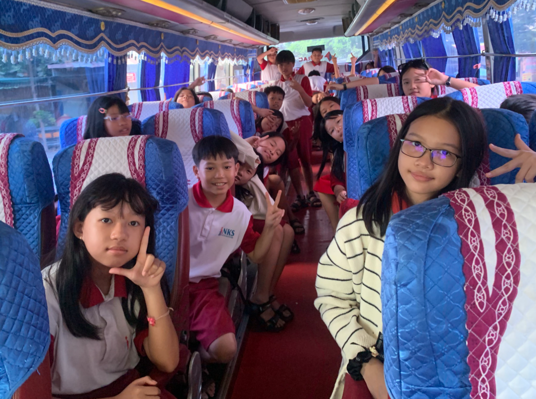 Các bạn sinh viên CLB TEC đang tổ chức hoạt náo, chia sẻ với các em học sinh về nhà máy thuỷ điện Trị An