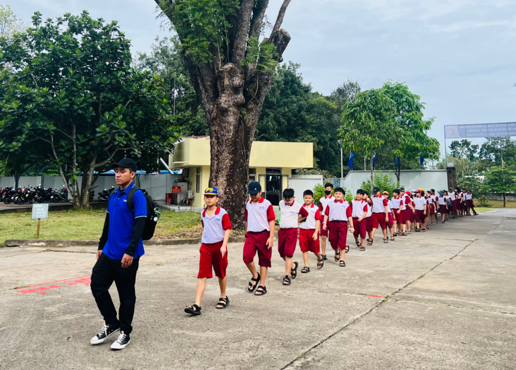 Các bạn sinh viên CLB TEC đang dẫn các em học sinh vào tham quan nhà máy thuỷ điện Trị An