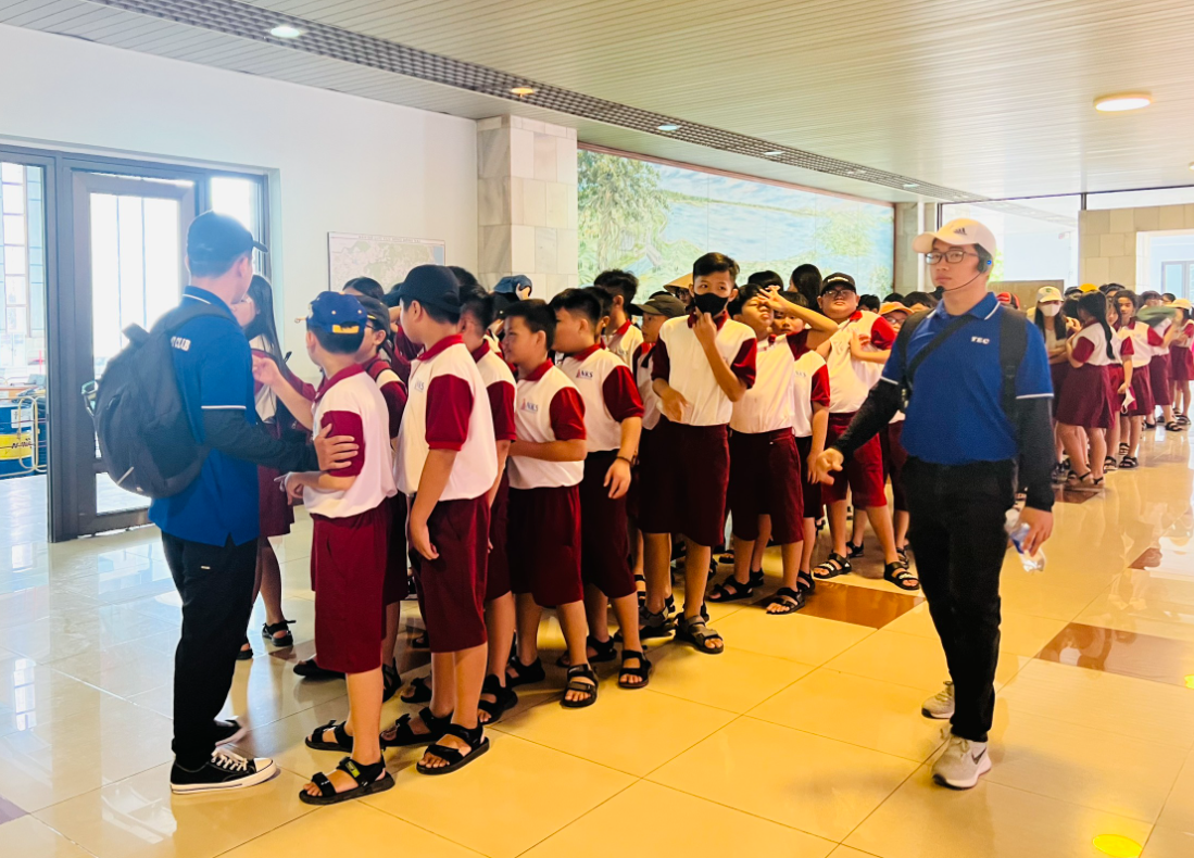 Các bạn sinh viên CLB TEC đang dẫn các em học sinh vào tham quan nhà máy thuỷ điện Trị An