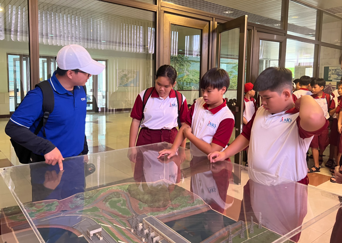 Các bạn sinh viên CLB TEC đang thuyết minh cho các em học sinh về nhà máy thuỷ điện Trị An