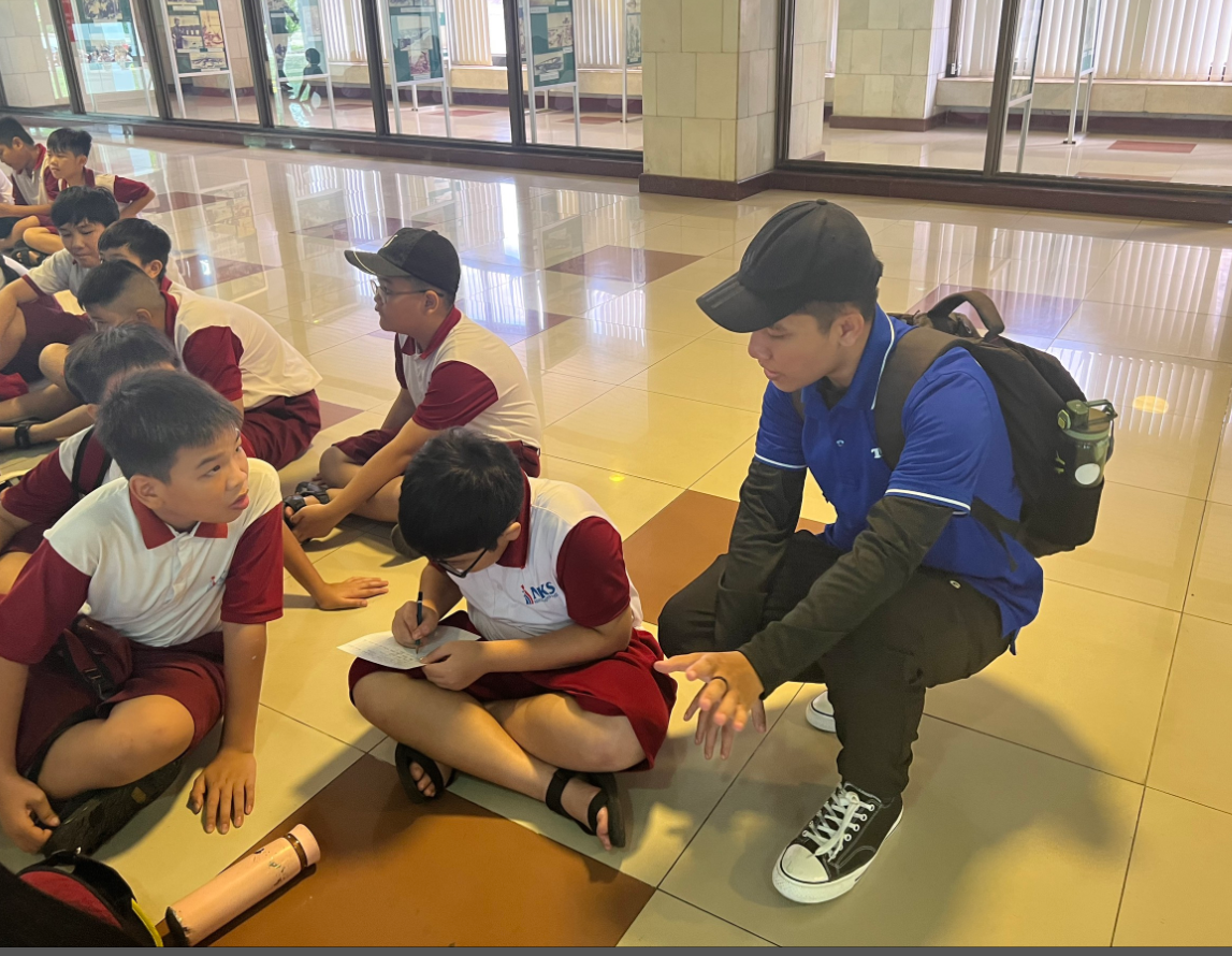 Các bạn sinh viên CLB TEC đang thuyết minh cho các em học sinh về nhà máy thuỷ điện Trị An