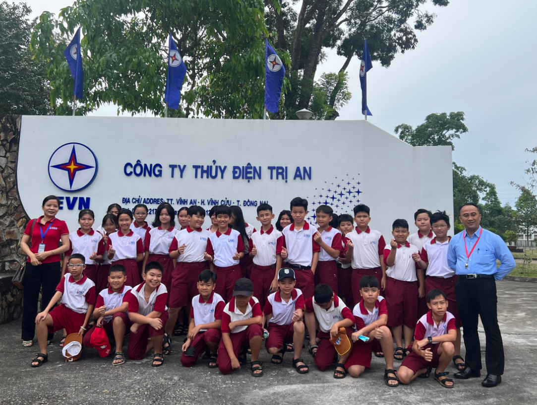 Các em học sinh chụp hình kỷ niệm tại nhà máy thuỷ điện Trị An