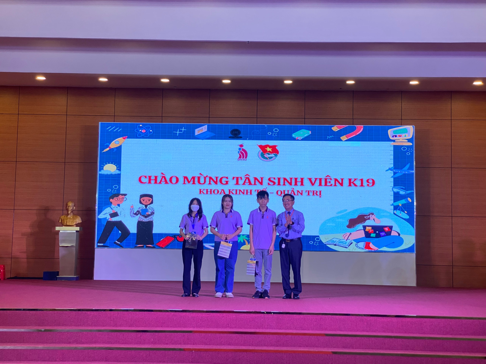 TS. Tô Hoài Thắng (Trưởng Khoa) phát biểu và tặng quà cho thủ khoa các ngành tại buổi lễ