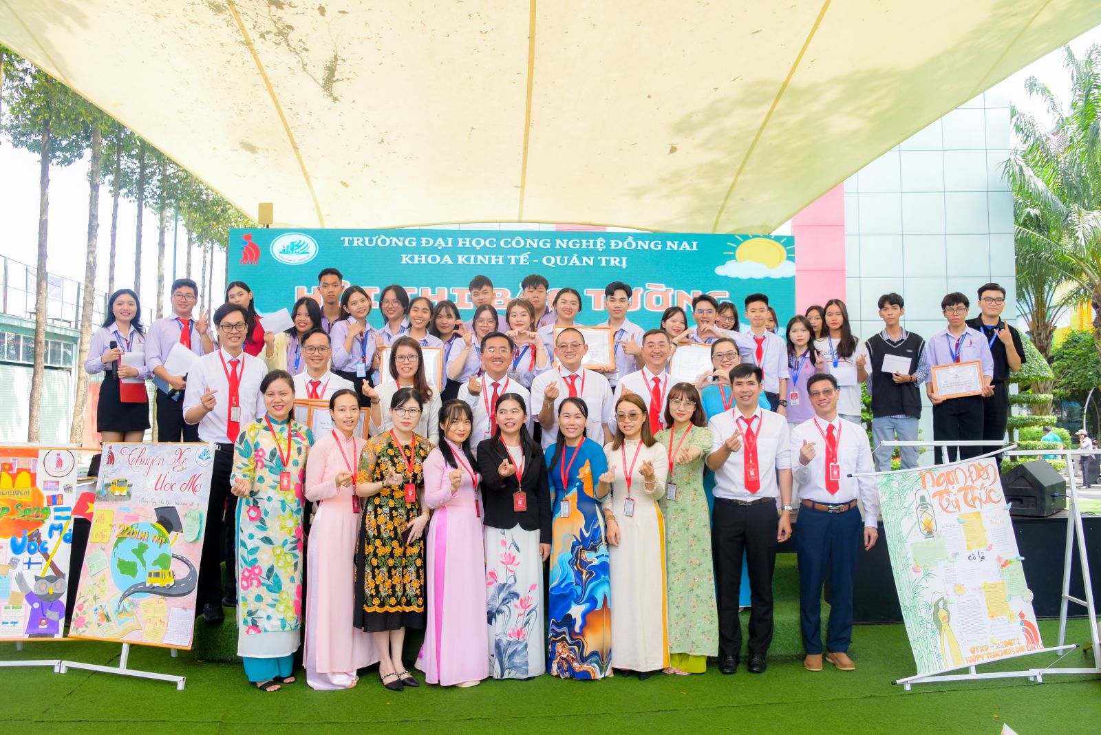 hoi-thi-bao-tuong-khoa-kinh-te-quan-tri-dntu