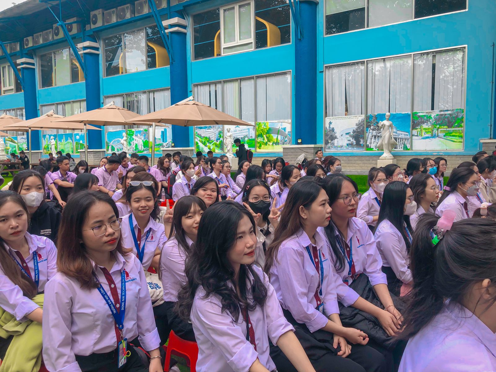 hoi-thi-bao-tuong-khoa-kinh-te-quan-tri-dntu