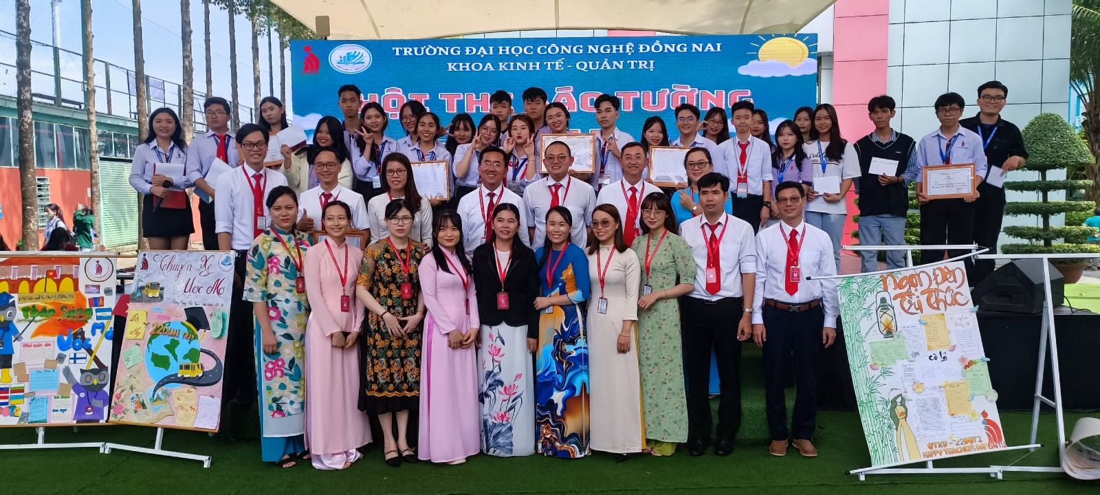 hoi-thi-bao-tuong-khoa-kinh-te-quan-tri-dntu