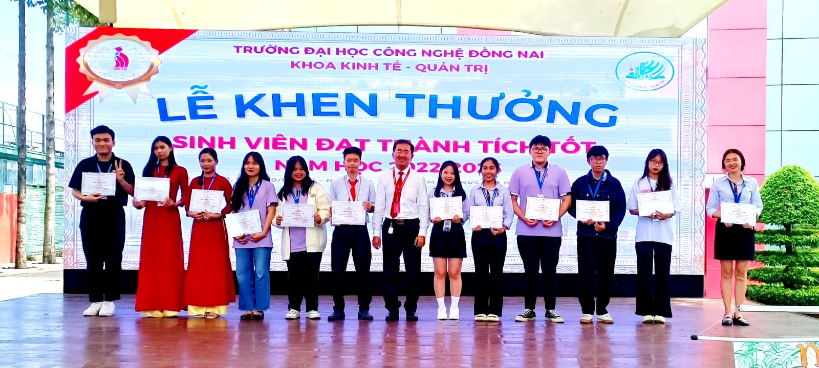 hoi-thi-bao-tuong-khoa-kinh-te-quan-tri-dntu