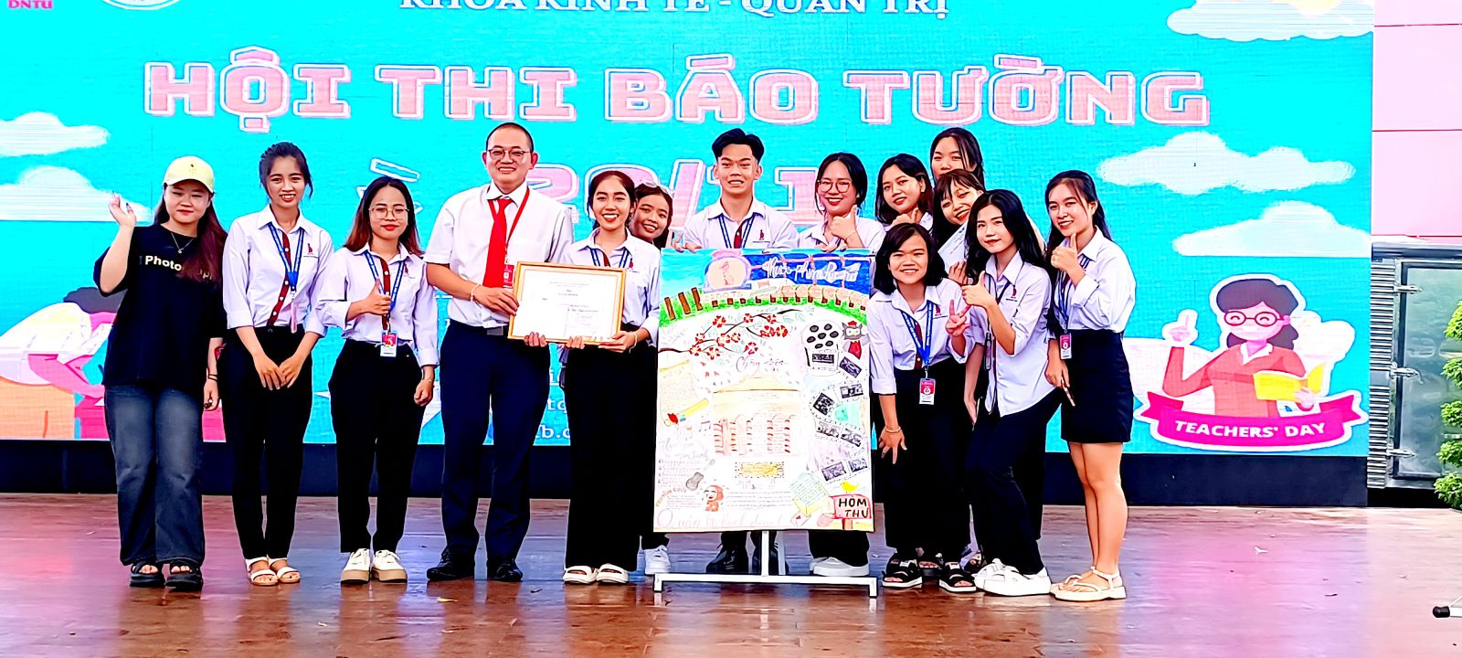 hoi-thi-bao-tuong-khoa-kinh-te-quan-tri-dntu