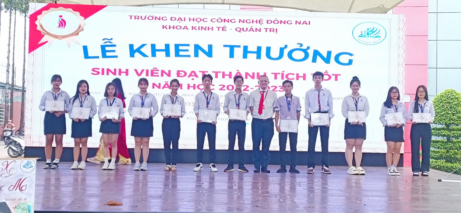 hoi-thi-bao-tuong-khoa-kinh-te-quan-tri-dntu