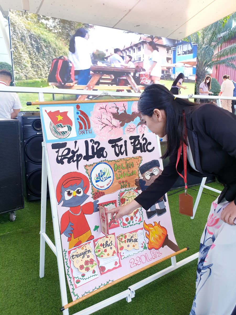 hoi-thi-bao-tuong-khoa-kinh-te-quan-tri-dntu