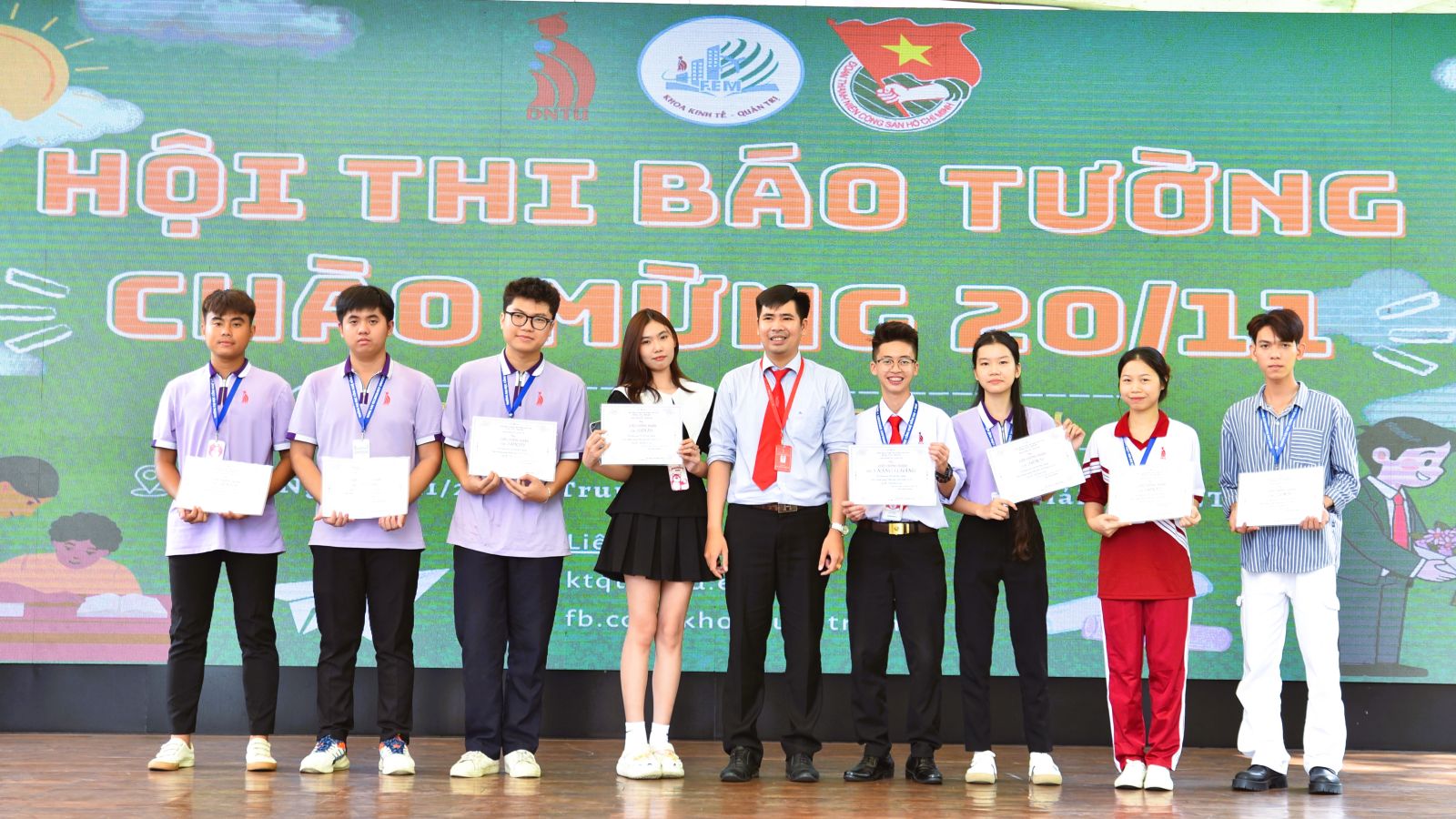 hoi-thi-bao-tuong-mung-ngay-nha-giao-viet-nam-dntu-2024