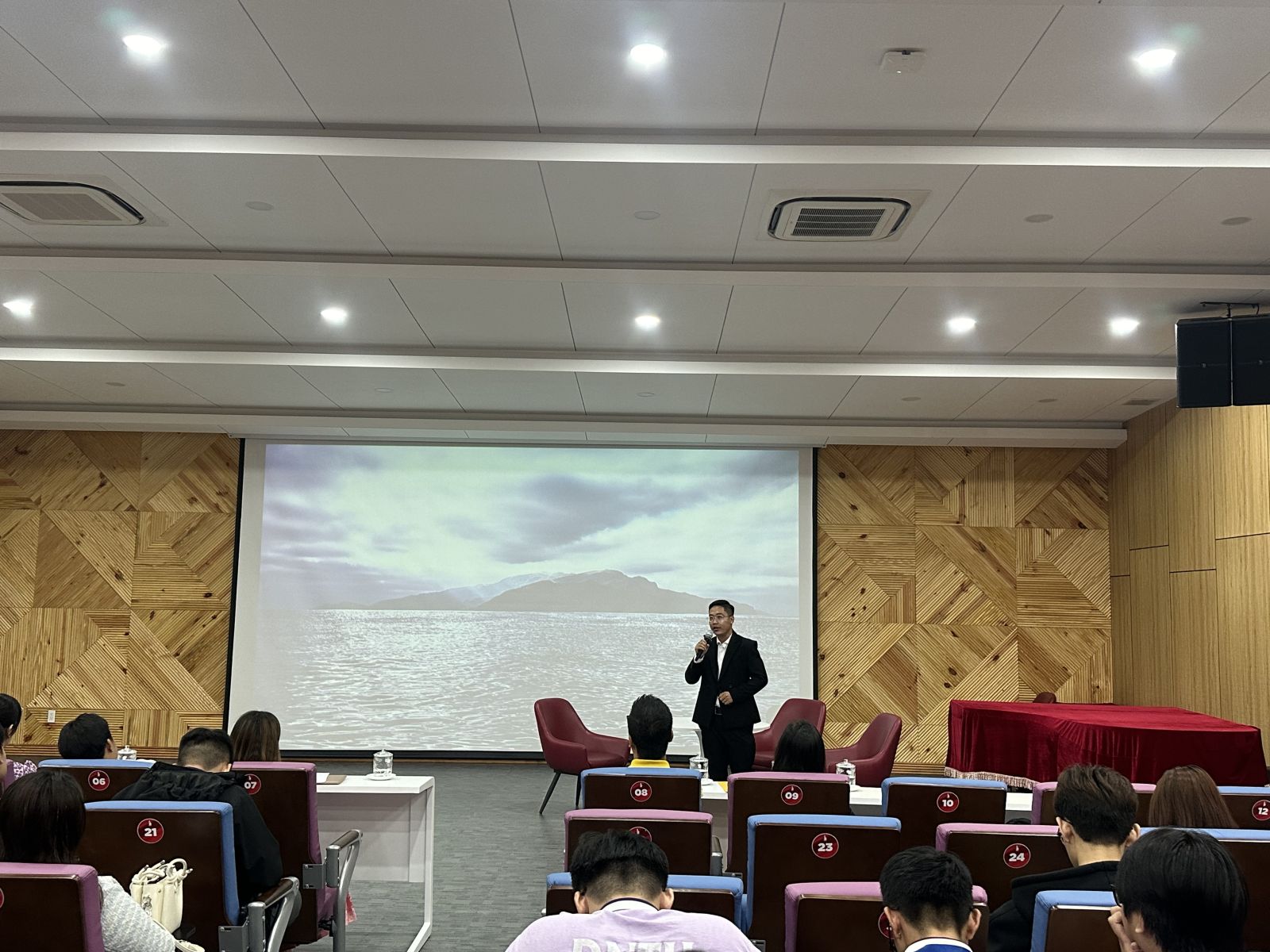 talkshow-sinh-vien-kinh-te-quan-tri-dntu-so-hoa-quy-trinh-lam-viec