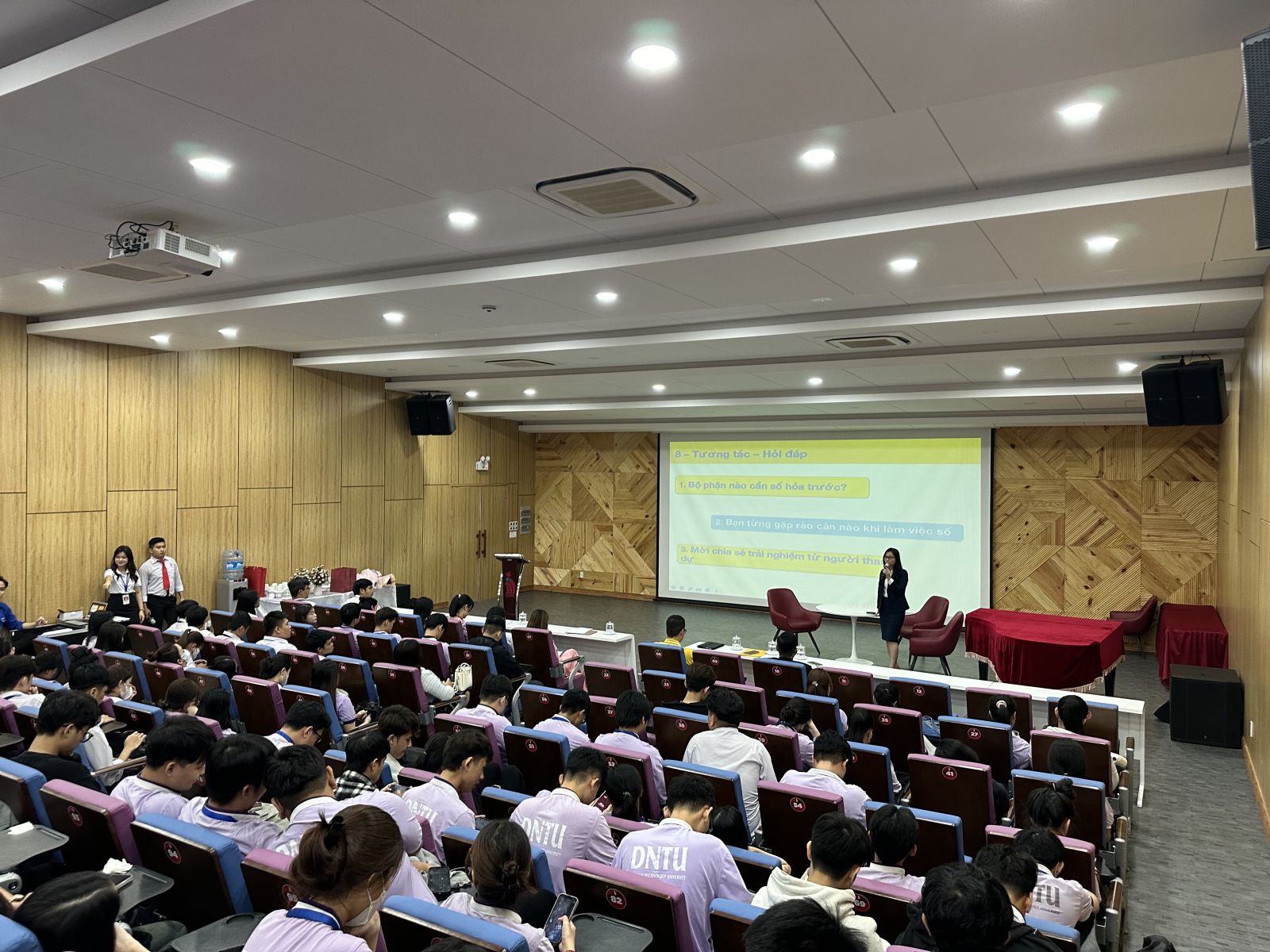 talkshow-sinh-vien-kinh-te-quan-tri-dntu-so-hoa-quy-trinh-lam-viec