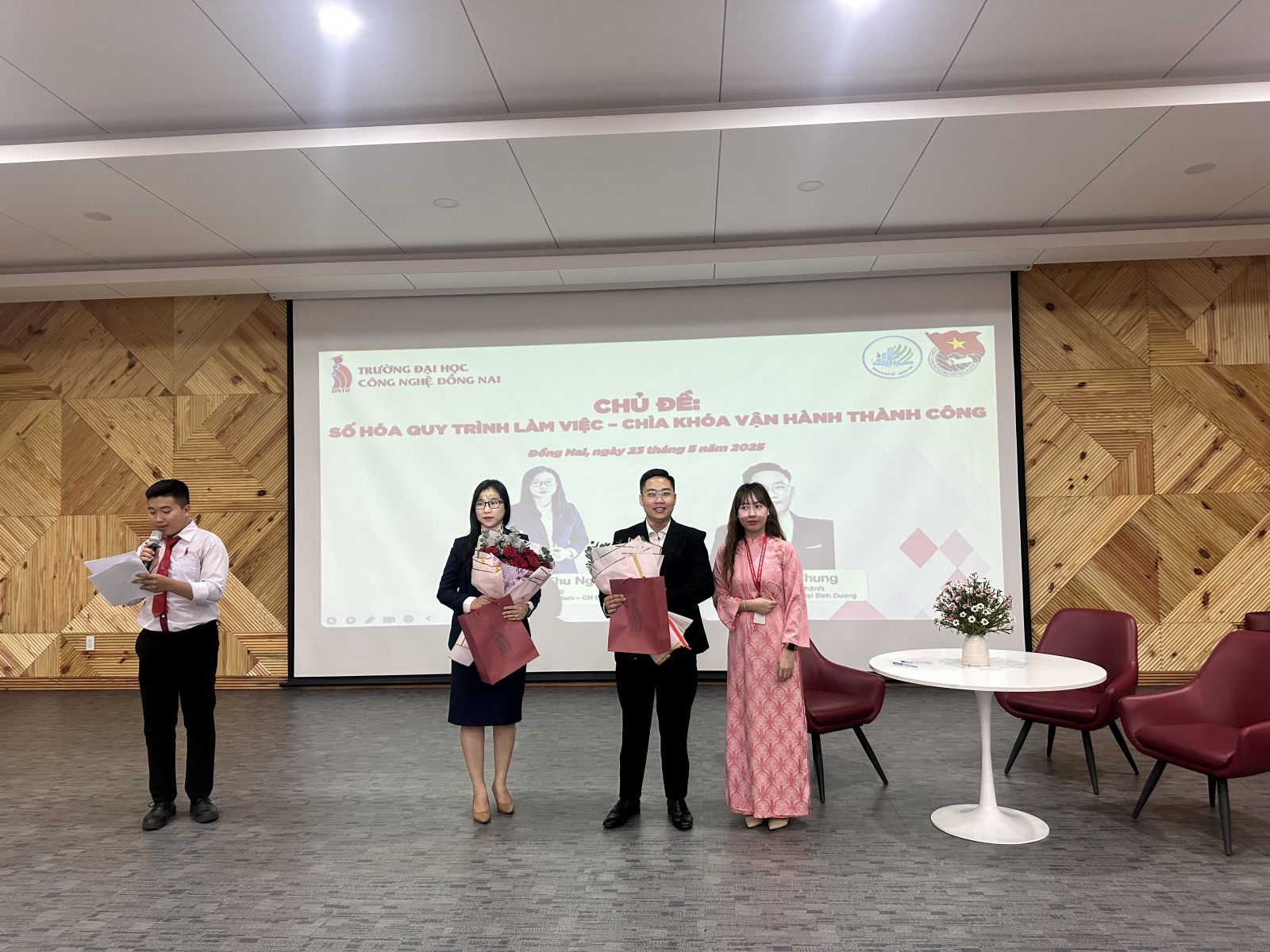 talkshow-sinh-vien-kinh-te-quan-tri-dntu-so-hoa-quy-trinh-lam-viec