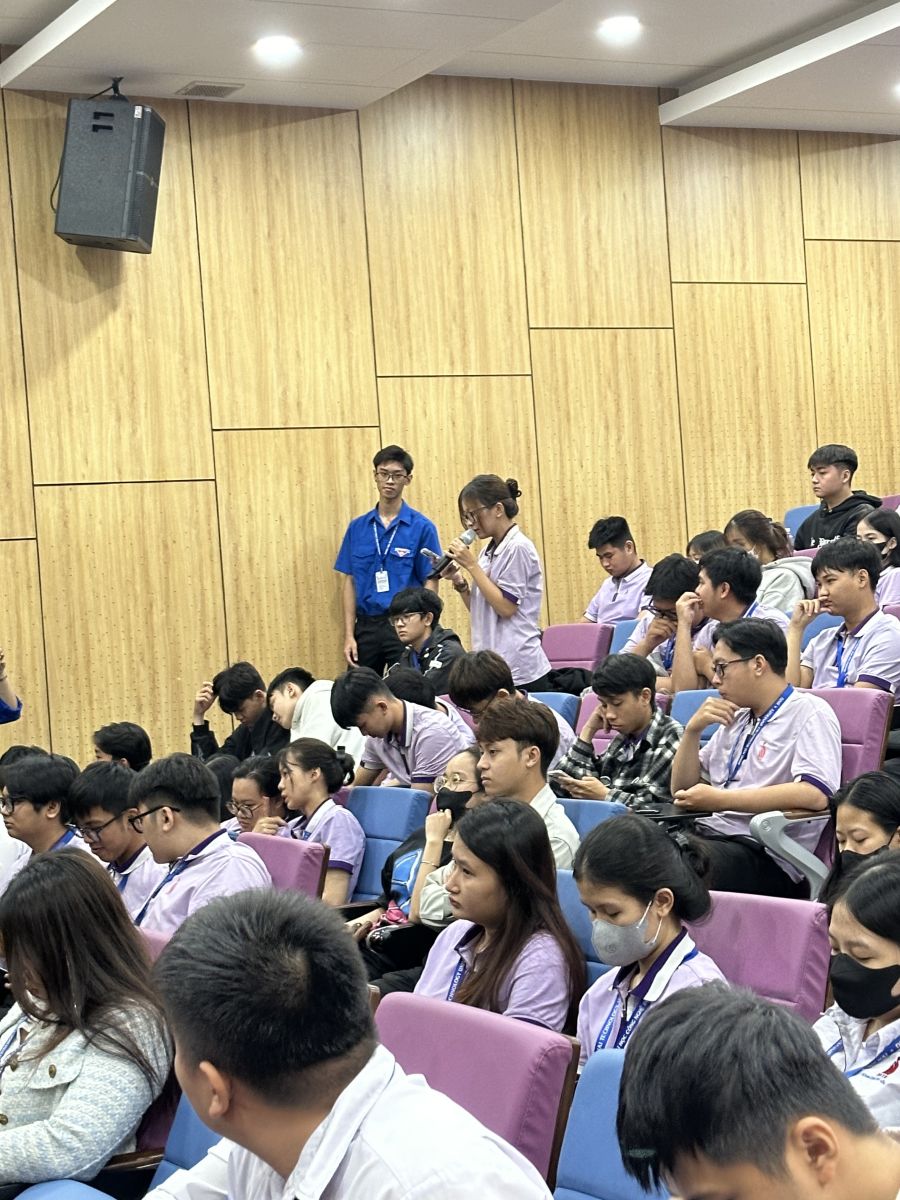 talkshow-sinh-vien-kinh-te-quan-tri-dntu-so-hoa-quy-trinh-lam-viec