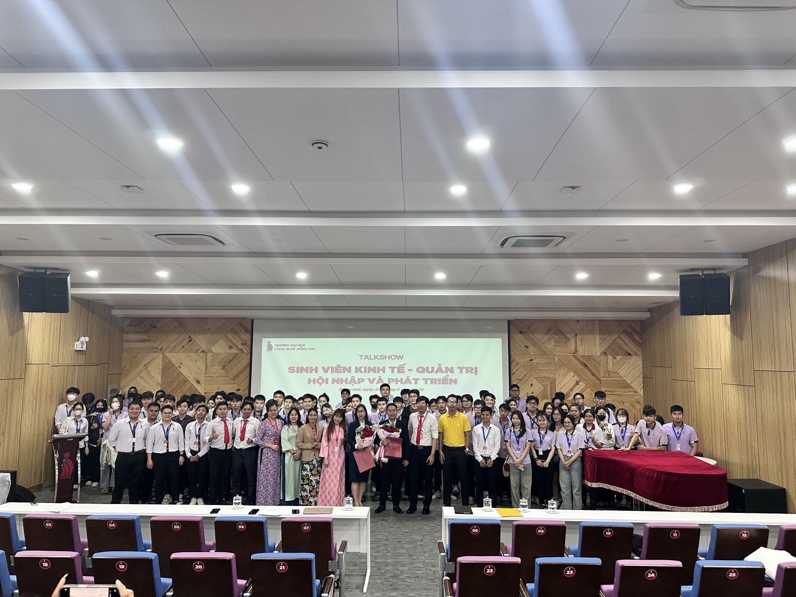 talkshow-sinh-vien-kinh-te-quan-tri-dntu-so-hoa-quy-trinh-lam-viec