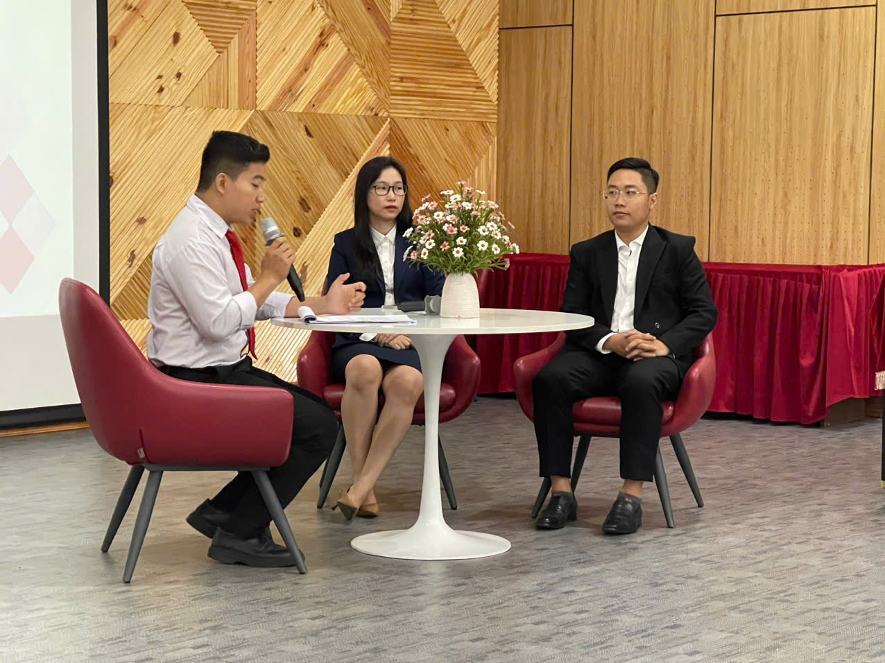 talkshow-sinh-vien-kinh-te-quan-tri-dntu-so-hoa-quy-trinh-lam-viec