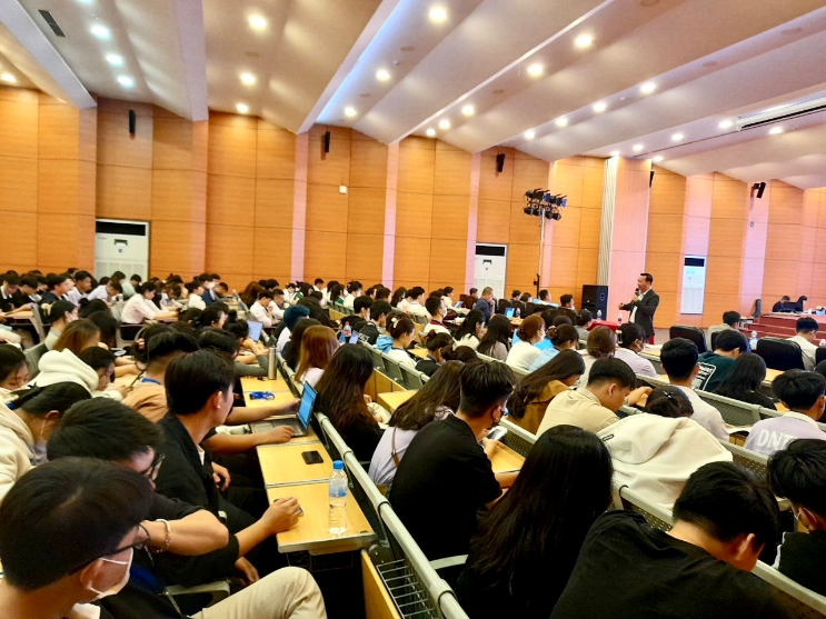 Diễn giả giải đáp thắc mắc cho sinh viên DNTU về đầu tư chứng khoán