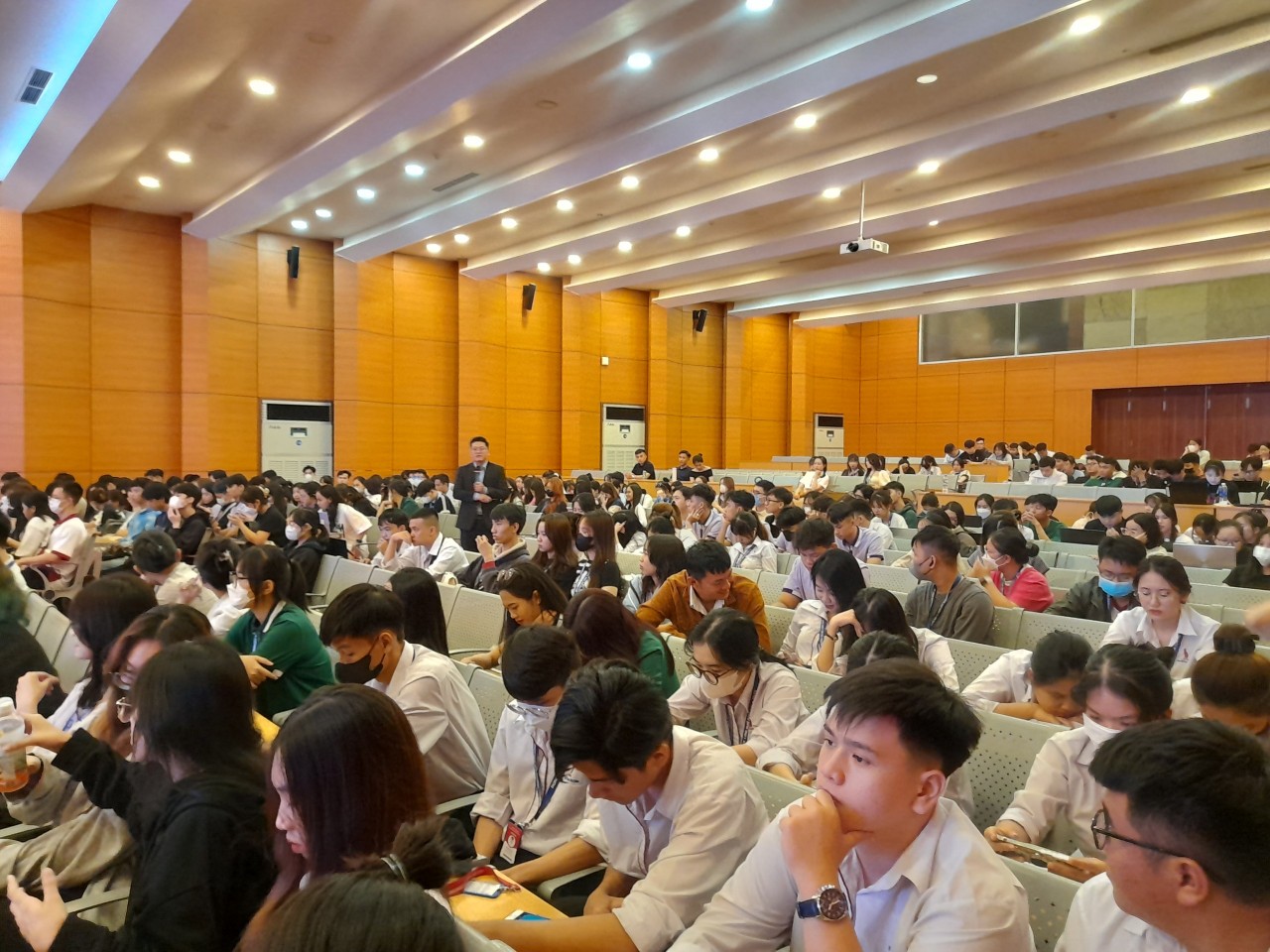 Diễn giả giải đáp thắc mắc cho sinh viên DNTU về đầu tư chứng khoán