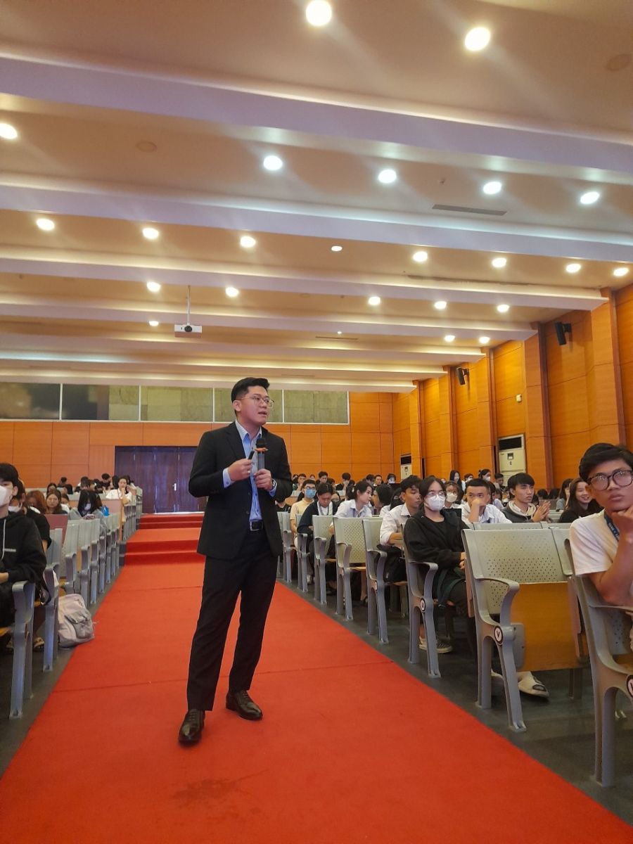 Diễn giả chia sẻ phương pháp đầu tư chứng khoán hiệu quả cho sinh viên DNTU