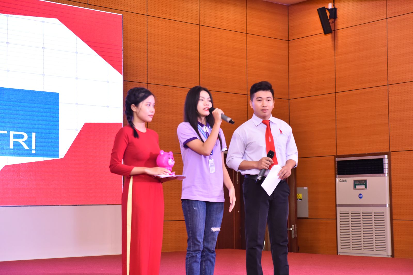 chao-mung-tan-sinh-vien-khoa-20-dntu-khoa-kinh-te-quan-tri