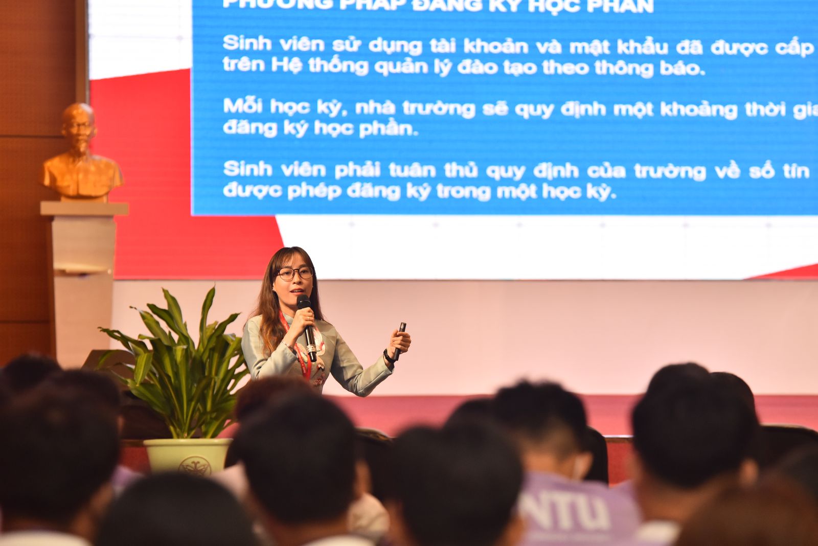 chao-mung-tan-sinh-vien-khoa-20-dntu-khoa-kinh-te-quan-tri