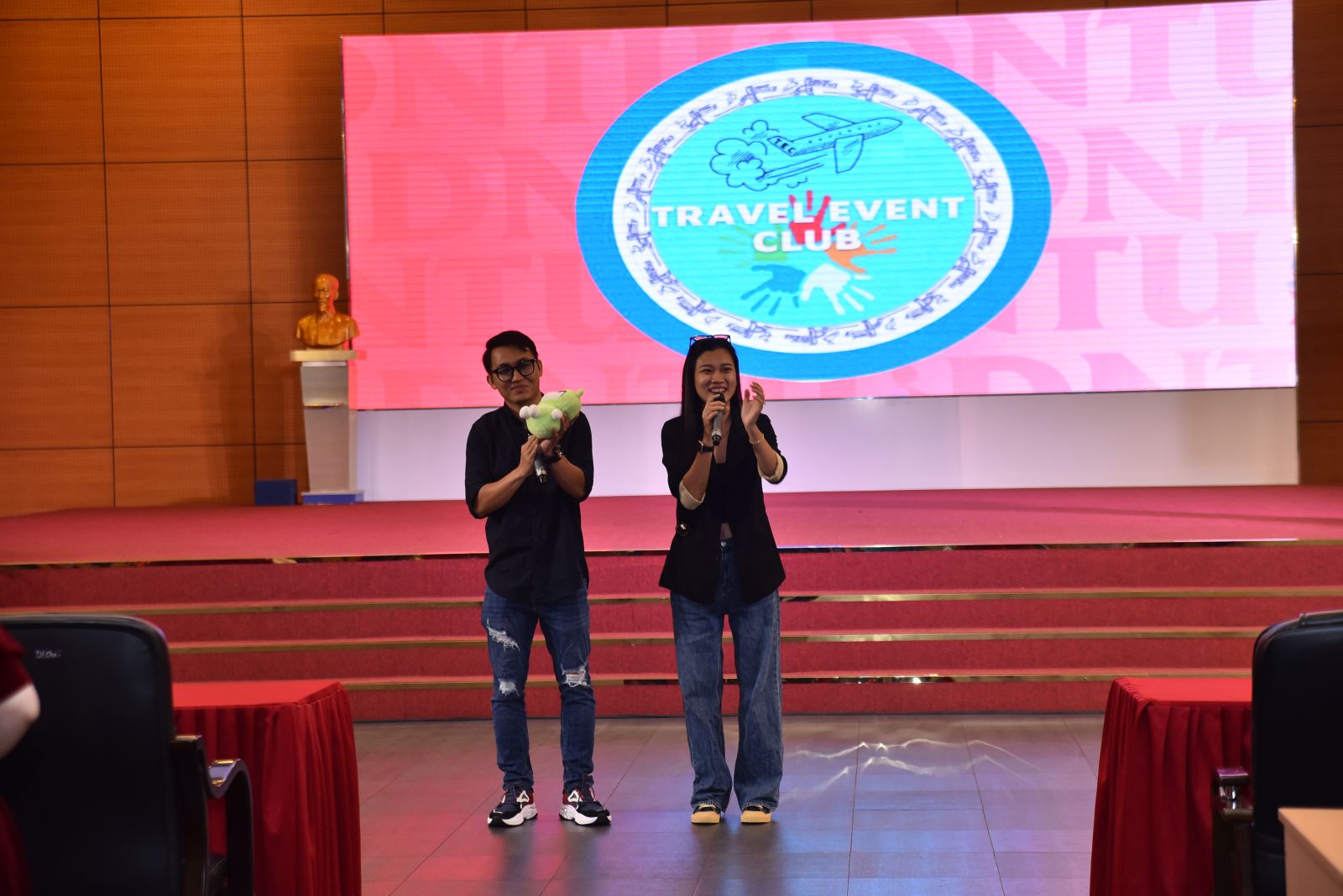 chao-mung-tan-sinh-vien-khoa-20-dntu-khoa-kinh-te-quan-tri