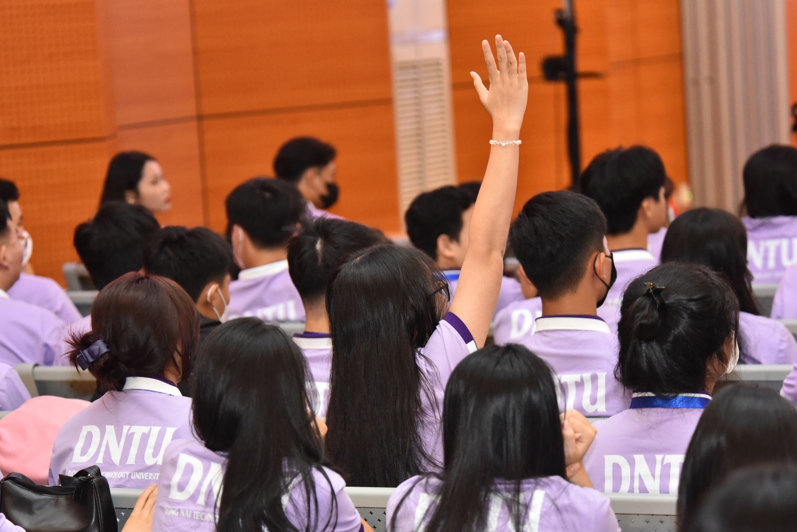 chao-mung-tan-sinh-vien-khoa-20-dntu-khoa-kinh-te-quan-tri