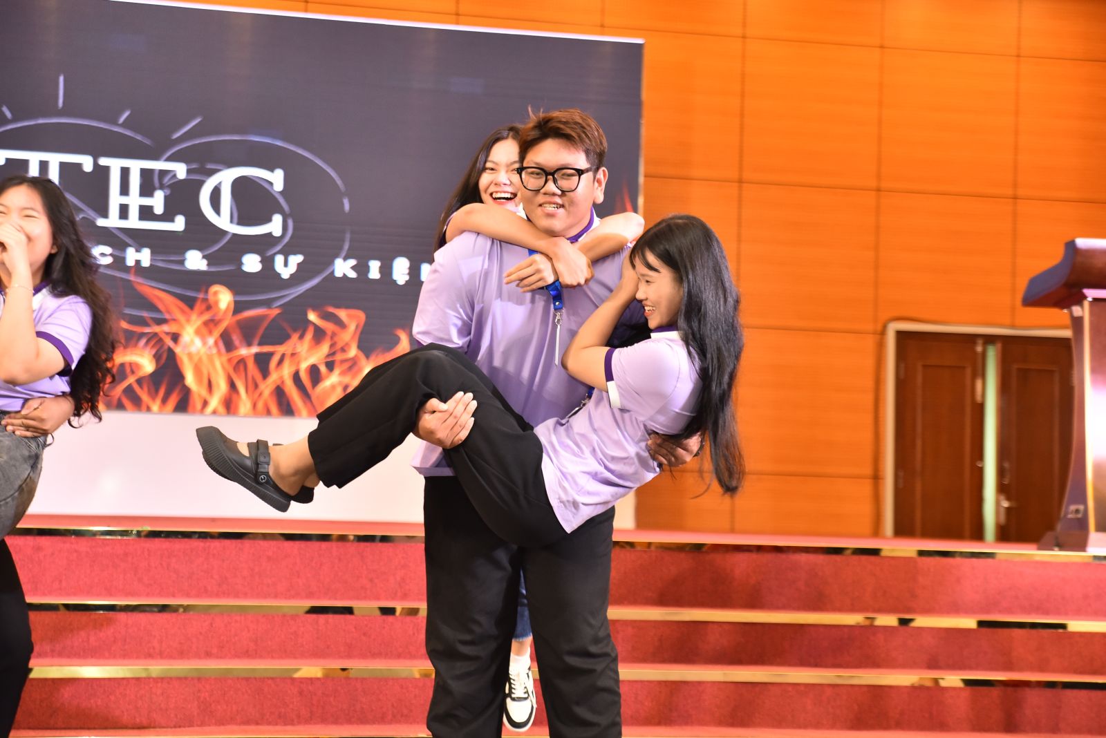 chao-mung-tan-sinh-vien-khoa-20-dntu-khoa-kinh-te-quan-tri