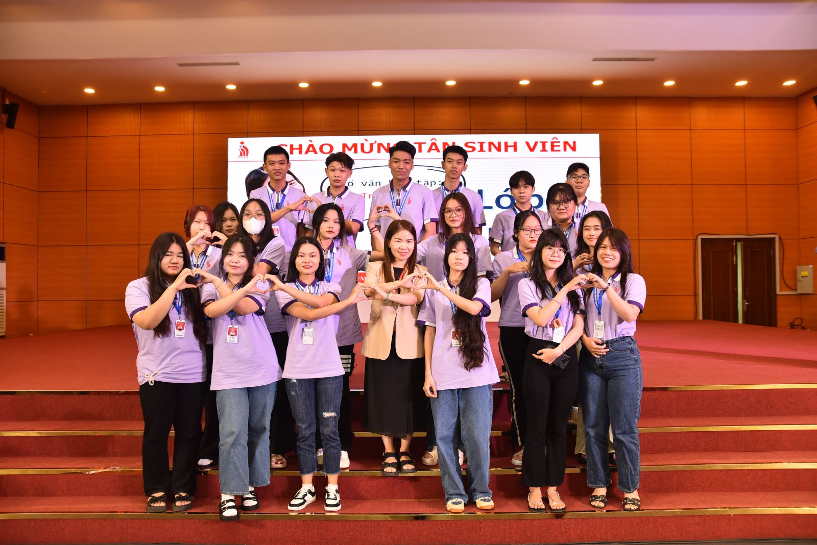 chao-mung-tan-sinh-vien-khoa-20-dntu-khoa-kinh-te-quan-tri